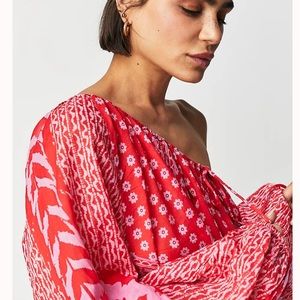 Free People Elena Printed Top XL in Fiery Red Combo. Sold out on website in XL.